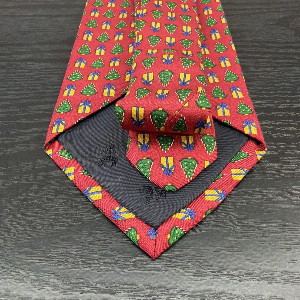 Brooks Brothers Red Muliti‎ Christmas Tie With Presents and Christmas Trees USA